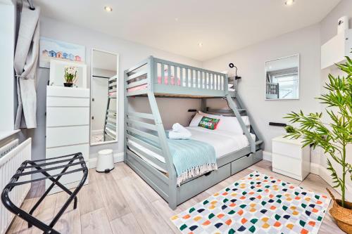 ein Schlafzimmer mit einem Etagenbett mit Leiter in der Unterkunft Princess Yellow 3 ~ Beautiful Cosy Apt at Harbour in Portrush