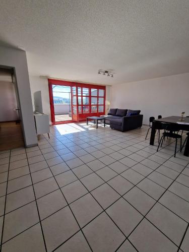 Ruang duduk di Mountain view apartments in Cressier near Murten
