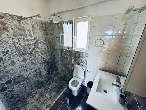 Koupelna v ubytování Villa Arkadia Seafront Villa Ai-Lagoudis Beach