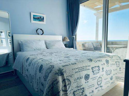 Postel nebo postele na pokoji v ubytování Villa Arkadia Seafront Villa Ai-Lagoudis Beach