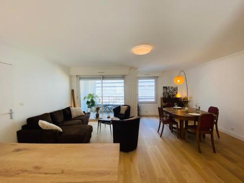 un salon avec un canapé et une table dans l'établissement Casa Coeur Maine, à Angers