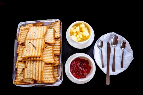 ein Tisch mit einem Tablett mit Crackern und zwei Schalen mit Obst in der Unterkunft Karimb Resorts in Vallikavungal