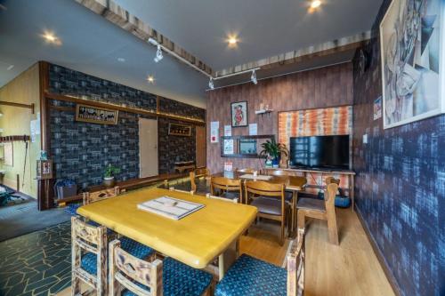a dining room with a table and chairs at Guesthouse EN in Rusutsu