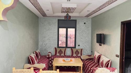 a waiting room with red chairs and a table at Aéroport studio Marrakech in Marrakech