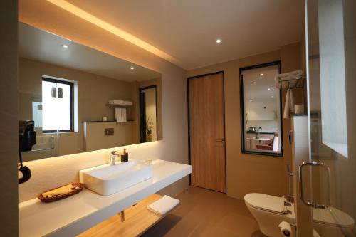 Koupelna v ubytování The LIV Hotel Jaipur A City Center Boutique Hotel & Experiential Hub