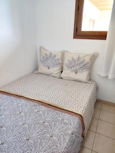 un lit avec deux oreillers dessus dans l'établissement Appartement en centre-ville d’Uzès, à Uzès