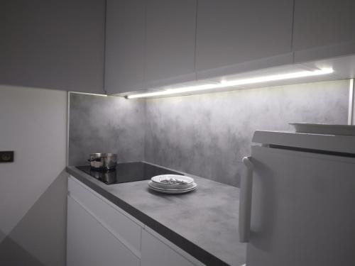 Il comprend une cuisine équipée d'un comptoir avec des plaques de cuisson et d'un réfrigérateur. dans l'établissement Studio agréable près des pistes avec balcon - FR-1-181-2356, à La Plagne Tarentaise