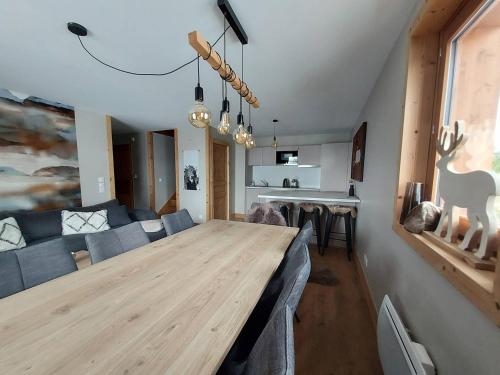 Photo de la galerie de l'établissement Chalet indépendant avec prestations hôtelières, 3 chambres, terrasse, parking, pour 6 personnes - FR-1-356-428, à Les Avanchers