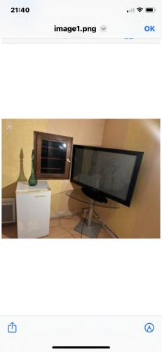 Elle comprend un bureau et une télévision à écran plat. dans l'établissement Gortex, à Épinay-sur-Seine