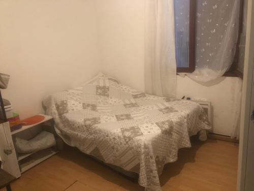 une chambre avec un lit avec une couette dessus dans l'établissement Gortex, à Épinay-sur-Seine