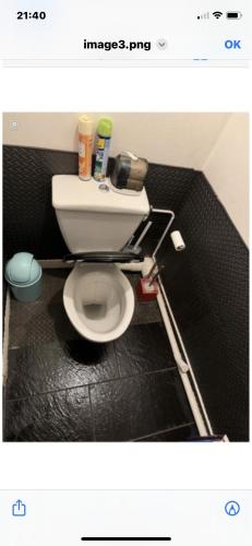 une salle de bain avec des toilettes blanches dans une chambre dans l'établissement Gortex, à Épinay-sur-Seine