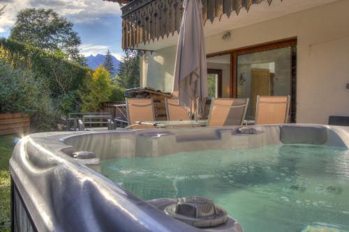 - un bain à remous dans l'arrière-cour d'une maison dans l'établissement Le Joli Sapin, à Morzine