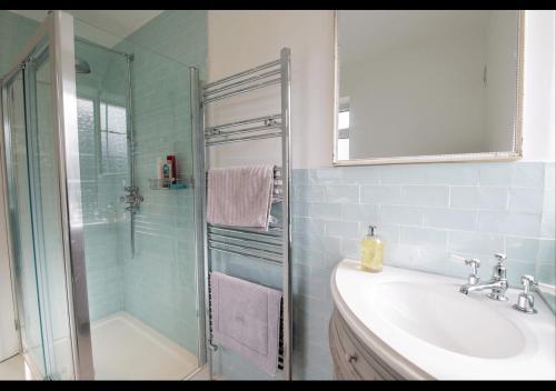 Phòng tắm tại Loke Cottage - Winchelsea Nr Rye