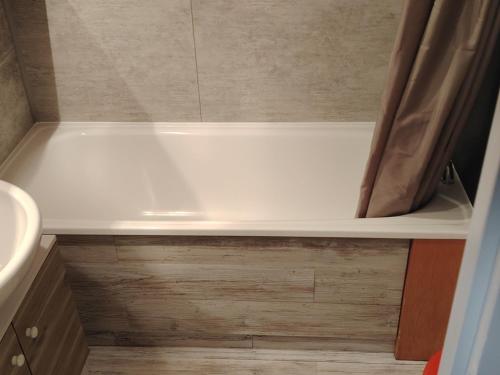 une salle de bain avec une baignoire et un lavabo dans l'établissement Appartement 3P 6 pers Arc 1800 au pied des pistes avec balcon et équipements complets - FR-1-411-917, à Bourg-Saint-Maurice