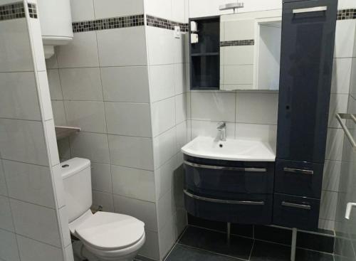 une salle de bain blanche avec des toilettes et un lavabo dans l'établissement Proche gare,centre,vieux-port, à Marseille