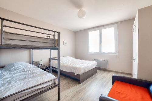 - une chambre avec 2 lits superposés et un canapé dans l'établissement Maison pour 10 - Bassin naturel et détente, à Saint-Vincent-sur-Jard