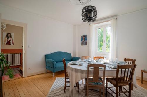 une salle à manger avec une table et une chaise bleue dans l'établissement Maison Neuve, Grand jardin, Parking privé, Idéal groupe et famille, à Marmoutier