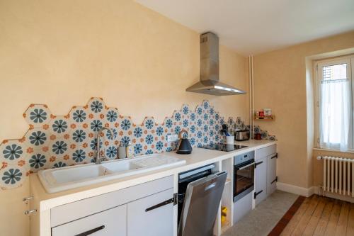 a kitchen with a sink and a stove at Maison Neuve, Grand jardin, Parking privé, Idéal groupe et famille in Marmoutier