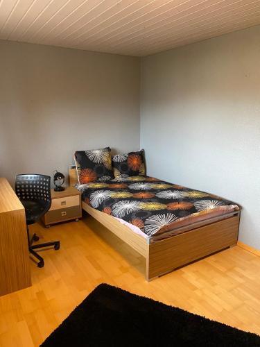 Un pat sau paturi într-o cameră la Chambre spacieuse à louer dans une maison calme avec un grand jardin