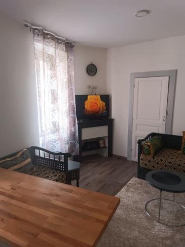 un salon avec un canapé et une table dans l'établissement appartement gare Montluçon, à Montluçon