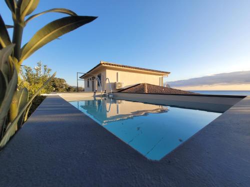 une piscine devant une maison dans l'établissement Superbe Villa, incroyable vue mer, avec piscine privative à Solenzara, à Togna