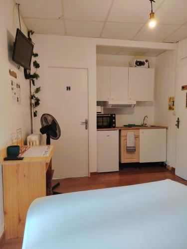 une chambre vide avec une cuisine et un lit dans l'établissement Studio N2 Appartement Hôtel Combes, à Amélie-les-Bains-Palalda