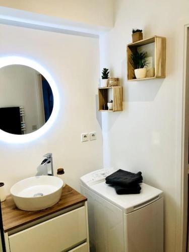 une salle de bain avec un lavabo et un miroir dans l'établissement Les toits de Nazado - 2-4 personnes, à Erquy