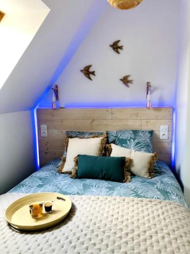 - un lit avec un plateau et 2 tasses dans l'établissement Les toits de Nazado - 2-4 personnes, à Erquy