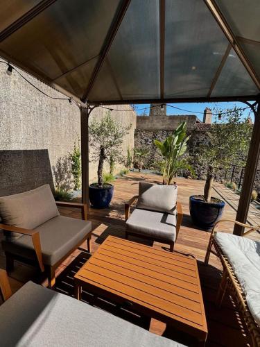 un patio avec deux chaises, une table et un banc dans l'établissement Casa del Jaguar, à Gorges