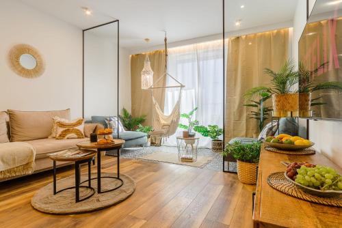 a living room with a couch and a table at Lumina I Premium 3-room Apartments with Parking I Balcony I Manufaktura in Łódź