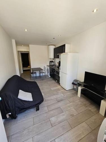 une chambre avec une cuisine et un salon avec un étage dans l'établissement Gîte de la Tour, à Alès