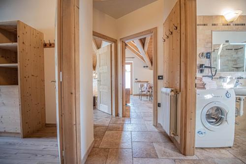 a laundry room with a washer and dryer at Appartamenti Anna in Livigno