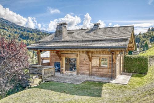a log cabin on top of a hill at Harmonie in Demi-Quartier