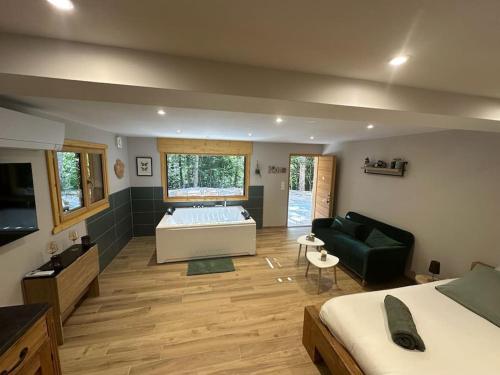 Postel nebo postele na pokoji v ubytování Jacuzzi en forêt