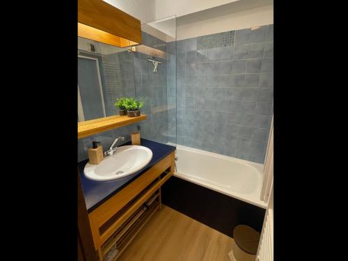 une salle de bain avec un lavabo et une baignoire dans l'établissement Studio 4 pers. à Samoëns, proche centre avec balcon, parking et casier à skis - FR-1-629-122, à Samoëns