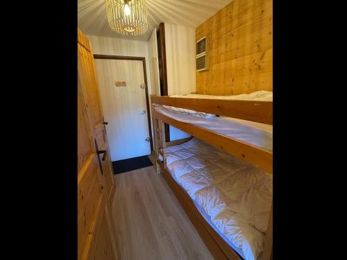 une petite pièce avec deux lits superposés dans l'établissement Studio 4 pers. à Samoëns, proche centre avec balcon, parking et casier à skis - FR-1-629-122, à Samoëns