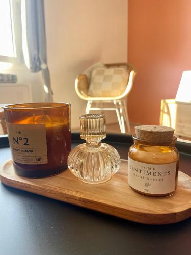 - un plateau en bois avec un pot de miel et un récipient de confiture dans l'établissement Grand T3 très lumineux, à 2min à pied de la gare, à Mont-de-Marsan