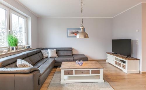 un soggiorno con un divano e un tavolo di Seelöwe a Zingst