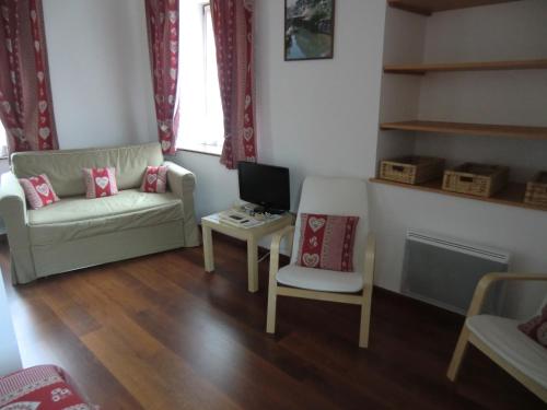 - un salon avec un canapé et une table avec un ordinateur dans l'établissement Gite Riesling, à Colmar