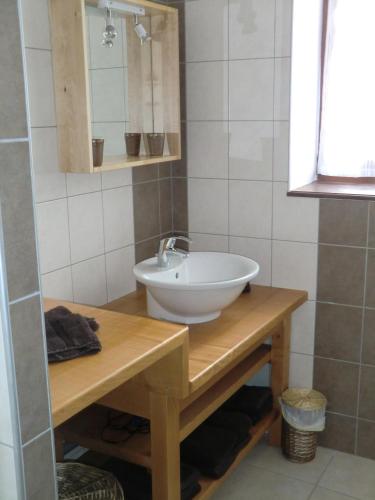 une salle de bain avec un lavabo blanc et un miroir dans l'établissement Gite Riesling, à Colmar