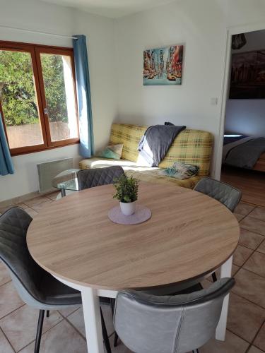 Photo de la galerie de l'établissement T2 en Rez de chaussée de villa à cuers, à Cuers