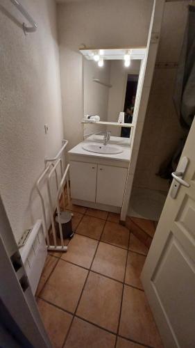 une salle de bain avec un lavabo et un miroir dans l'établissement Le Chalet La Pastorale, à Val Cenis