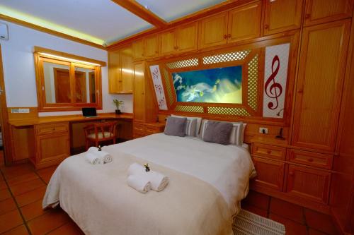 a bedroom with a large white bed with towels on it at Vuelve al Origen - Nómadas Digitales in Tegueste