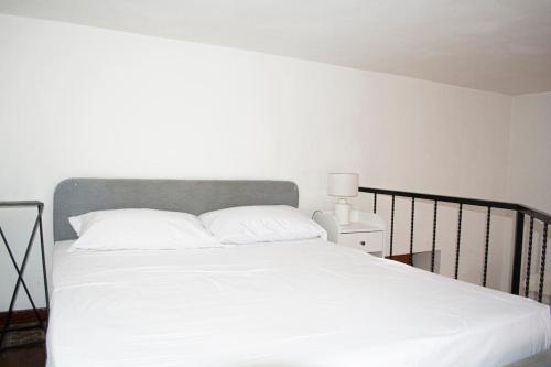 Postel nebo postele na pokoji v ubytování Ostia Holiday Loft