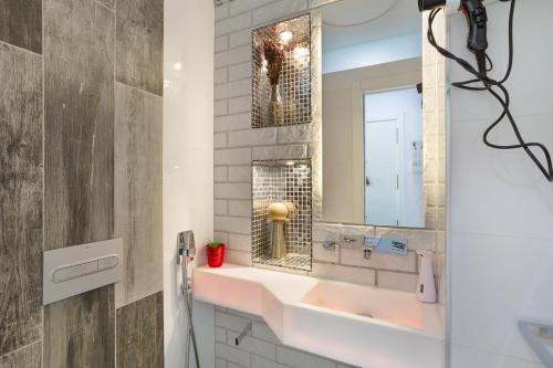 un baño con lavabo y espejo en flat Belvedere las canteras beach, en Las Palmas de Gran Canaria