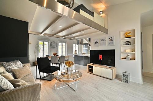 Précieux - Parking Gratuit, Climatisation, Tv 4K, Fibre, Terrasse, Entièrement Rénové