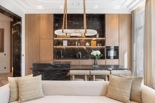 un salon avec un canapé et une table dans l'établissement TheLander - Serviced Apartment in Champs Elysées, à Paris