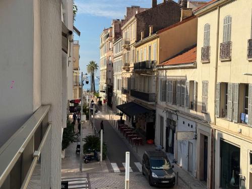 une rue urbaine avec des bâtiments et une voiture garée dans la rue dans l'établissement B057-Beau studio Carré D'Or & Proche de la Mer Cannes, à Cannes