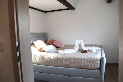 ein Schlafzimmer mit einem Bett mit Stofftieren darauf in der Unterkunft Holzhaus am Listersee in Windebruch