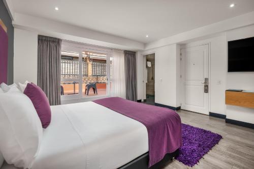 Postel nebo postele na pokoji v ubytování Hotel Le Manoir Bogotá